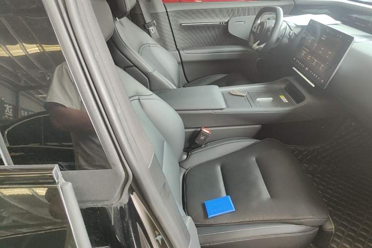 Used Avatr 12 2025 Max Extended-Range Edition Right Front Seat