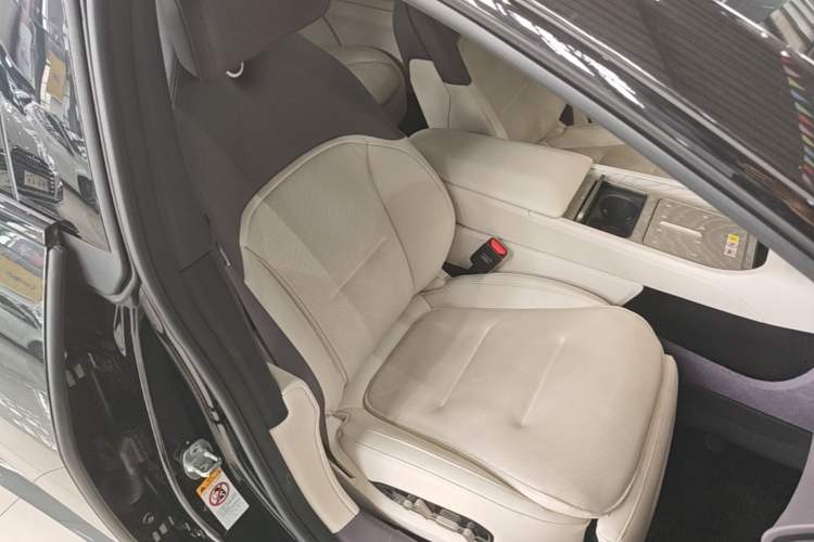 Used Avatr 12 2025 Max Extended-Range Edition Right Front Seat