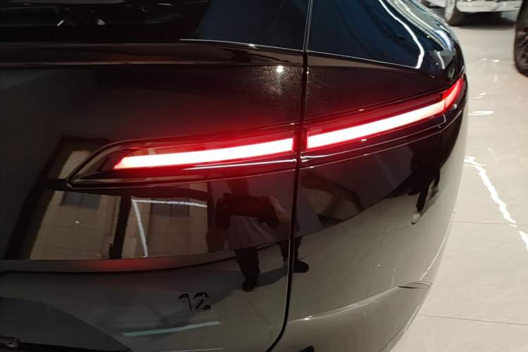 Used Avatr 12 2025 Ultra All-Electric Four-Wheel Drive Right Rear Taillight