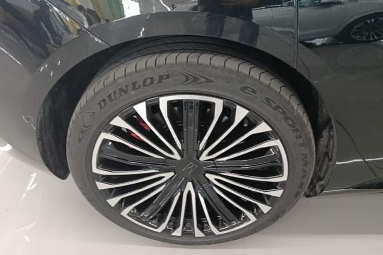 Used Avatr 12 2025 Updated Ultra All-Electric Four-Wheel Drive Right Rear Wheel Hub