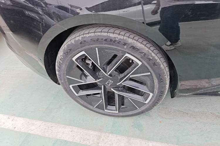 Used Avatr 12 2025 Updated Ultra All-Electric Four-Wheel Drive Right Rear Wheel Hub