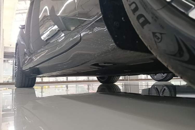 Used Avatr 12 2025 Updated Ultra All-Electric Four-Wheel Drive Right Side Sill