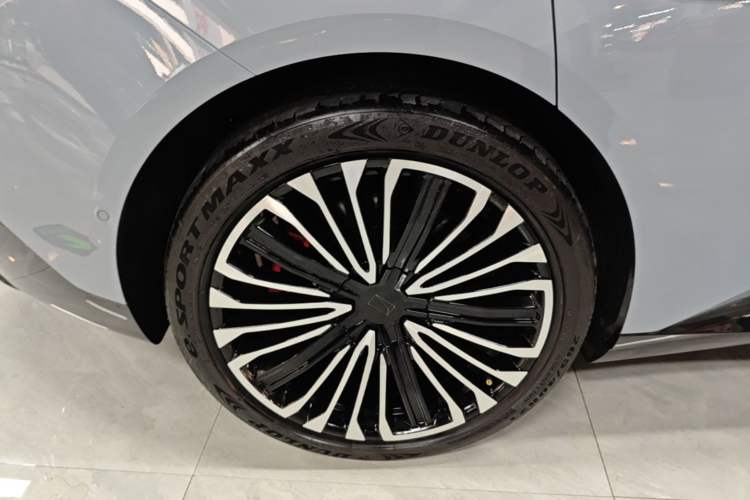 Used Avatr 12 2025 Ultra Extended-Range Edition Right Rear Wheel Hub