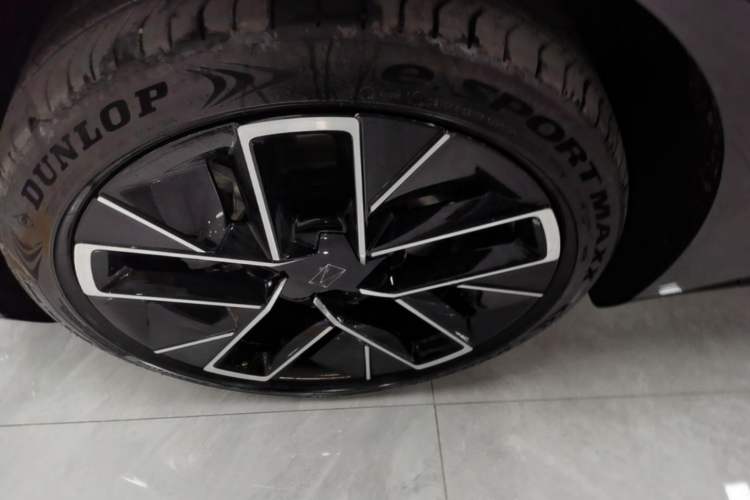 Used Avatr 12 2025 Year Updated Ultra Extended-Range Version Left Front Wheel Hub