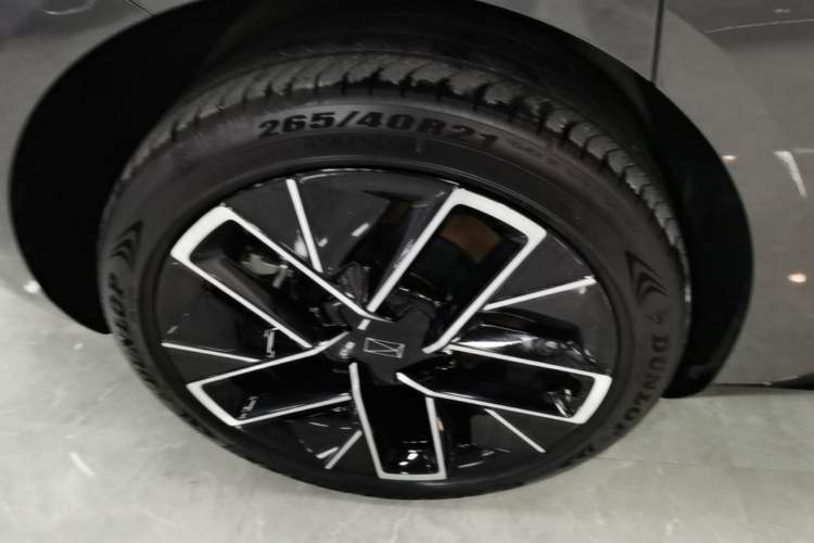 Used Avatr 12 2025 Year Updated Ultra Extended-Range Version Right Rear Wheel Hub