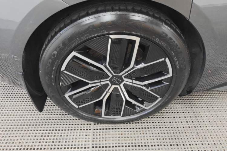 Used Avatr 12 2025 Ultra Extended-Range Edition Right Rear Wheel Hub