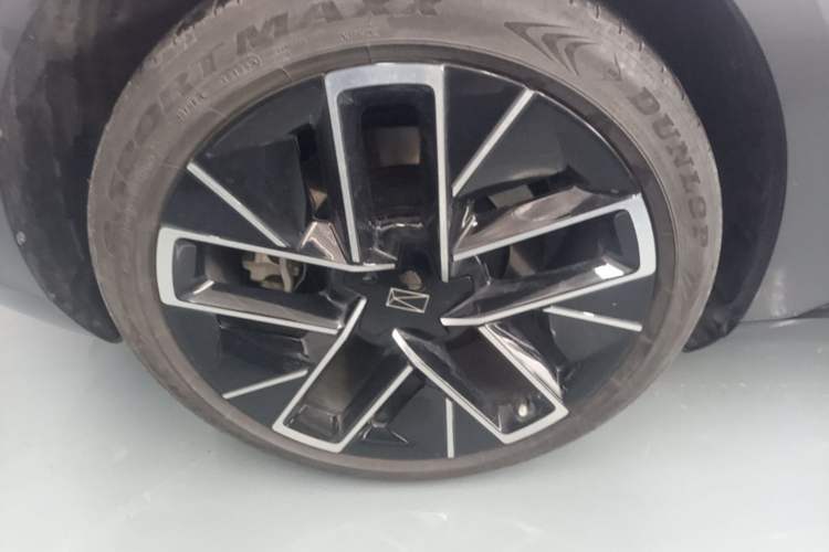 Used Avatr 12 2025 Year Updated Ultra Extended-Range Version Right Rear Wheel Hub