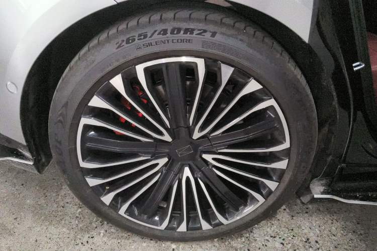 Used Avatr 12 2025 Ultra All-Electric Four-Wheel Drive Right Rear Wheel Hub