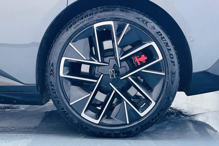 Used Avatr 12 2025 Ultra Extended-Range Edition Right Rear Wheel Hub