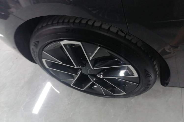 Used Avatr 12 2025 Year Updated Ultra Extended-Range Version Right Rear Wheel Hub