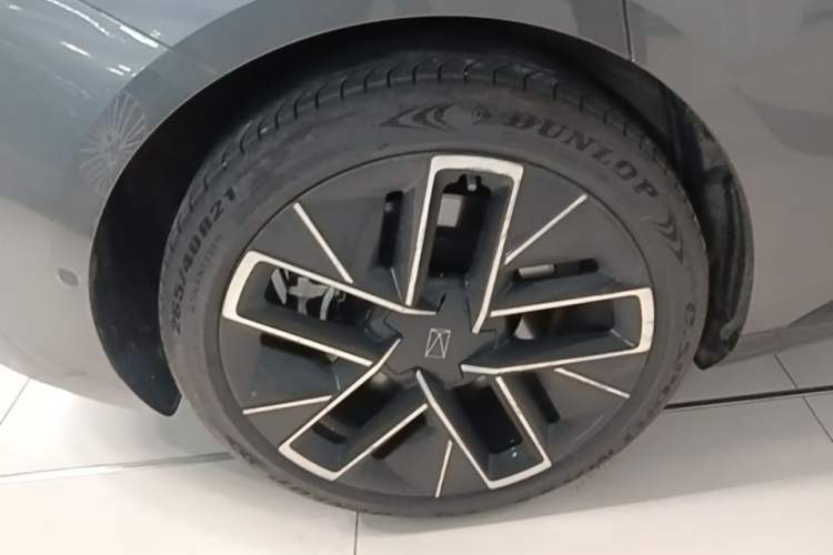 Used Avatr 12 2025 Year Updated Ultra Extended-Range Version Right Rear Wheel Hub