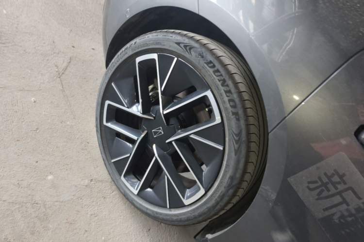 Used Avatr 12 2025 Year Updated Ultra Extended-Range Version Right Rear Wheel Hub