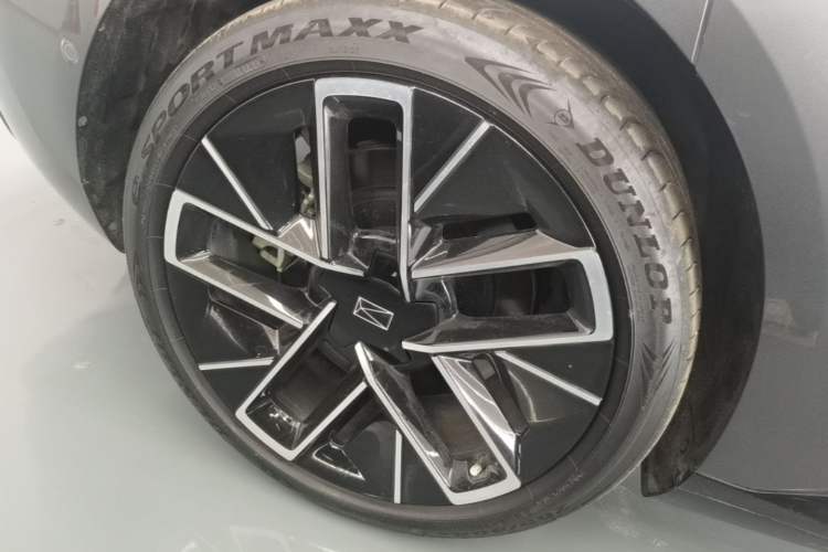 Used Avatr 12 2025 Year Updated Ultra Extended-Range Version Right Rear Wheel Hub