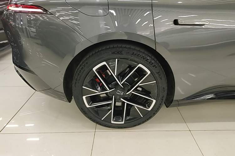 Used Avatr 12 2025 Ultra Extended-Range Edition Right Rear Wheel Hub