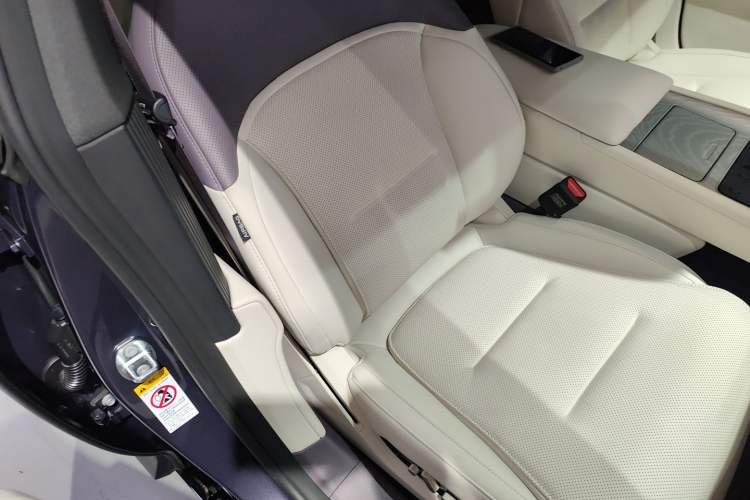 Used Avatr 12 2025 Max Extended-Range Edition Right Front Seat