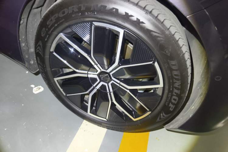 Used Avatr 12 2025 Max Extended-Range Edition Right Front Wheel Hub
