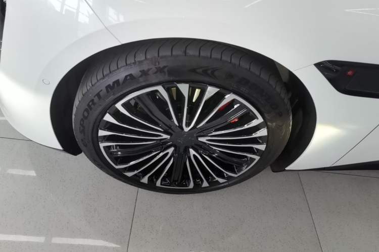 Used Avatr 12 2025 Ultra All-Electric Four-Wheel Drive Left Front Wheel Hub
