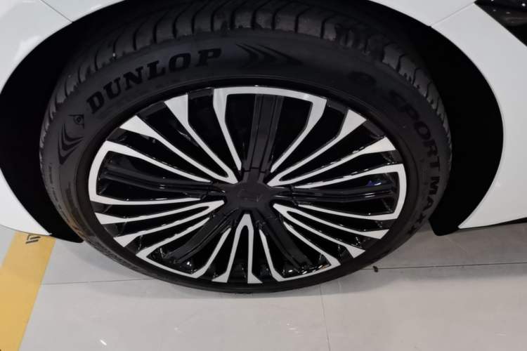 Used Avatr 12 2025 Year Updated Ultra Extended-Range Version Left Front Wheel Hub