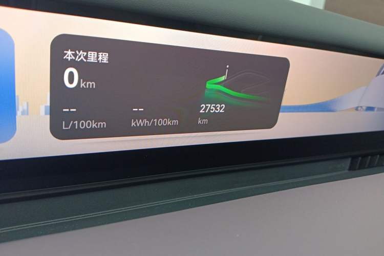 Used Avatr 12 2025 Ultra Extended-Range Edition Odometer Close Up