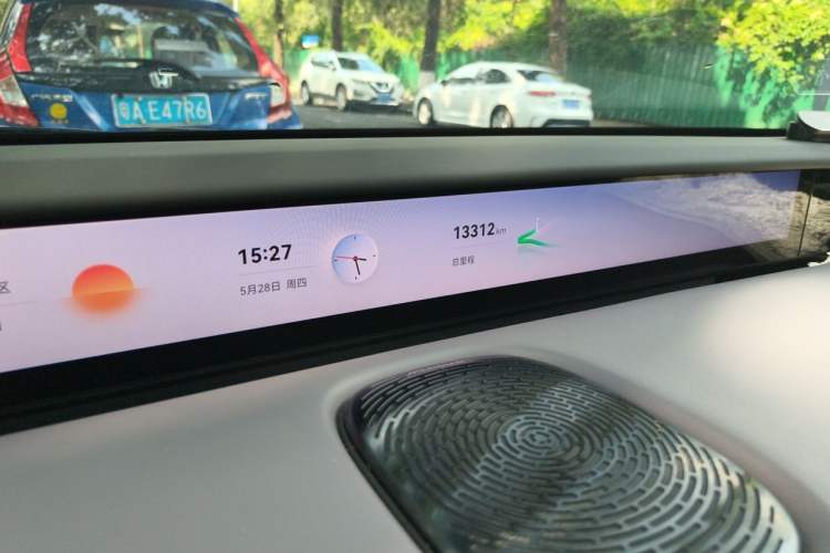 Used Avatr 12 2025 Ultra Extended-Range Edition Odometer Close Up
