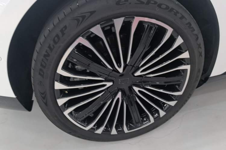 Used Avatr 12 2025 Year Updated Ultra Extended-Range Version Right Rear Wheel Hub