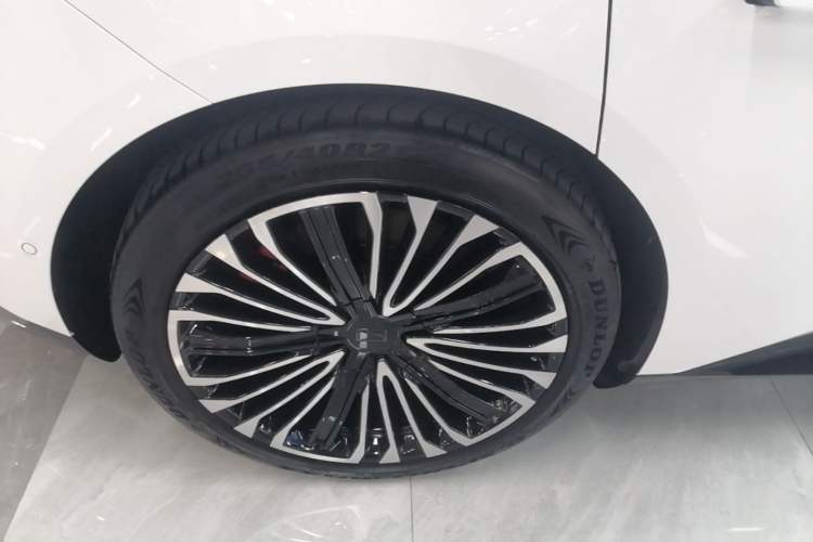 Used Avatr 12 2025 Ultra Extended-Range Edition Right Rear Wheel Hub