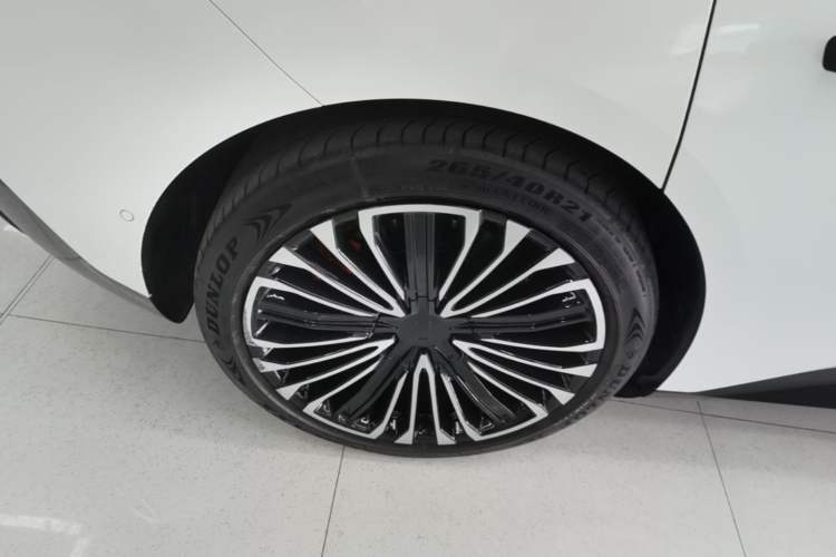 Used Avatr 12 2025 Ultra All-Electric Four-Wheel Drive Right Rear Wheel Hub