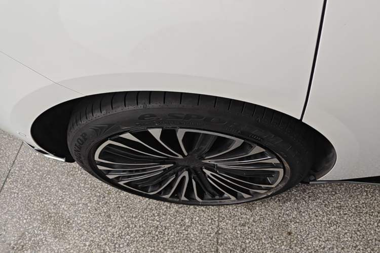 Used Avatr 12 2025 Ultra All-Electric Four-Wheel Drive Right Rear Wheel Hub