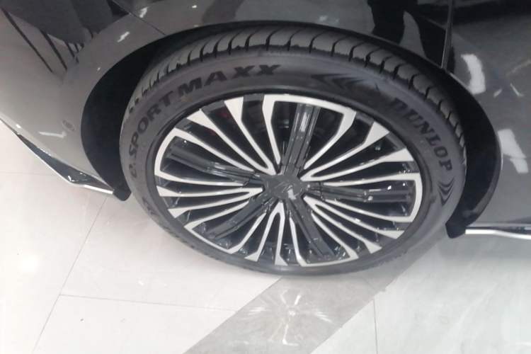 Used Avatr 12 2026 Royal Theater Edition Right Rear Wheel Hub