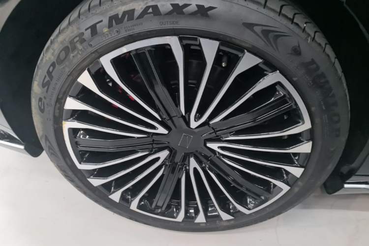 Used Avatr 12 2026 Ultra Pure-Electric All-Wheel-Drive Version Right Rear Wheel Hub