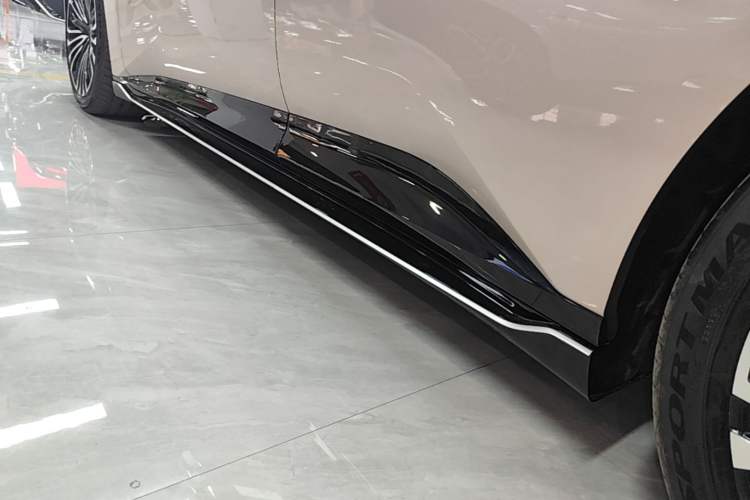 Used Avatr 12 2026 Ultra Range-Extended Version Left Side Sill