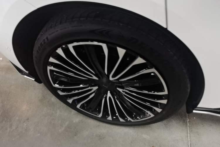Used Avatr 12 2026 Ultra Pure-Electric All-Wheel-Drive Version Right Rear Wheel Hub