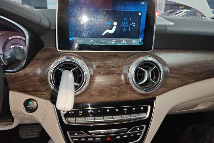 Used BAIC Beijing EU5 2018 R500 Smart Wind Edition Audio And AC Panel