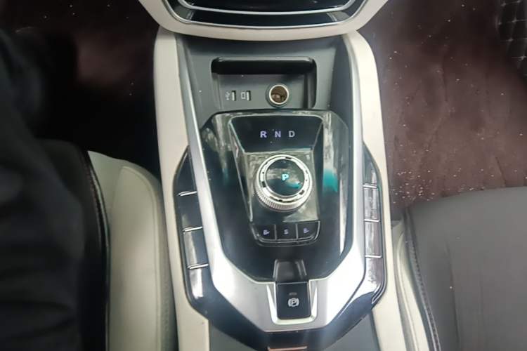 Used BAIC Beijing EU5 2018 R500 Smart Wind Edition Gear Lever