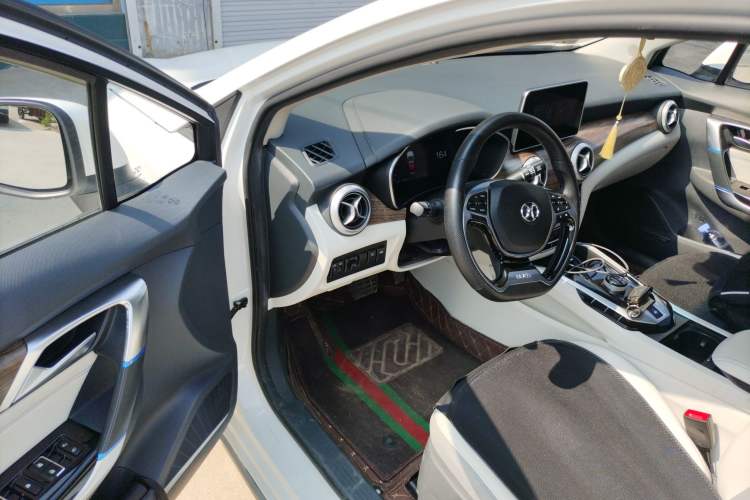 Used BAIC Beijing EU5 2018 R500 Smart Wind Edition Interior 3
