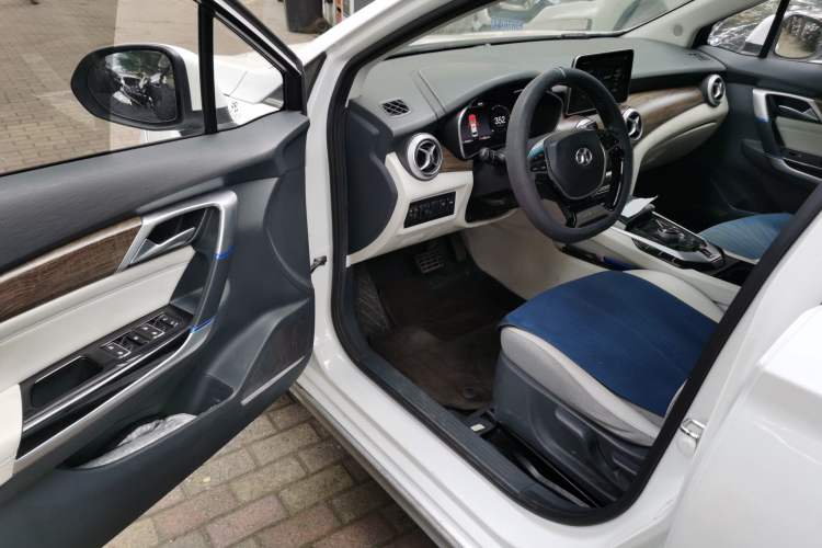 Used BAIC Beijing EU5 2018 R500 Smart Wind Edition Interior 3