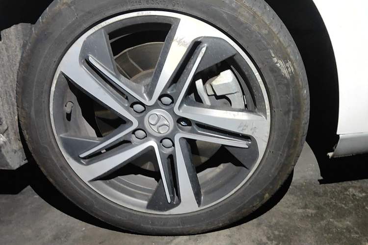 Used BAIC Beijing EU5 2018 R500 Smart Wind Edition Right Front Wheel Hub