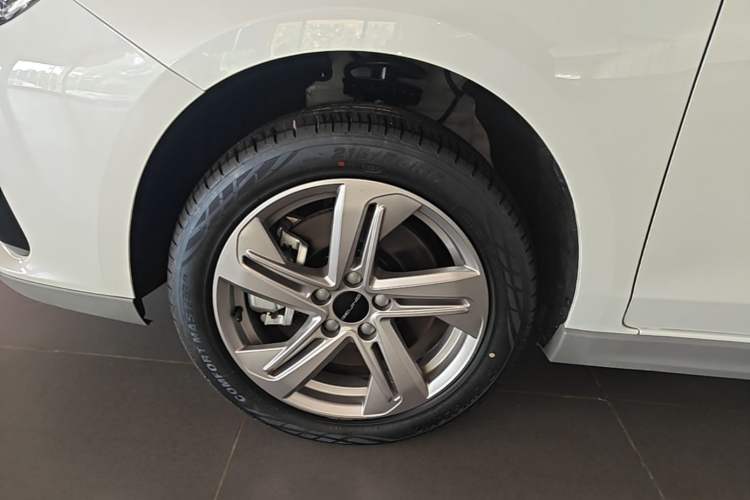 Used BAIC Beijing EU5 2025 Hongtu Standard Edition Left Front Wheel Hub