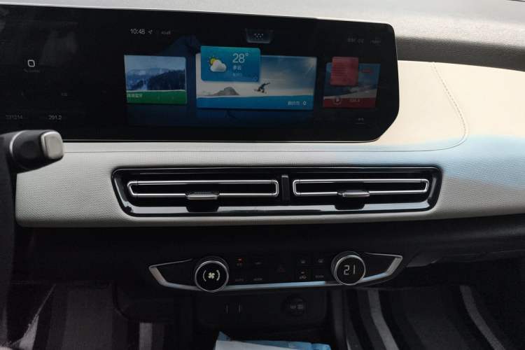 Used BAIC Beijing EU5 PLUS 2021 R600 Premium Edition Audio And AC Panel
