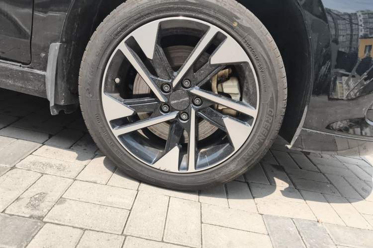 Used BAIC Beijing EU5 PLUS 2021 R600 Premium Edition Right Front Wheel Hub