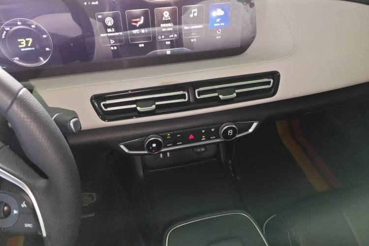 Used BAIC Beijing EU5 PLUS 2023 R500 Premium Edition Audio And AC Panel