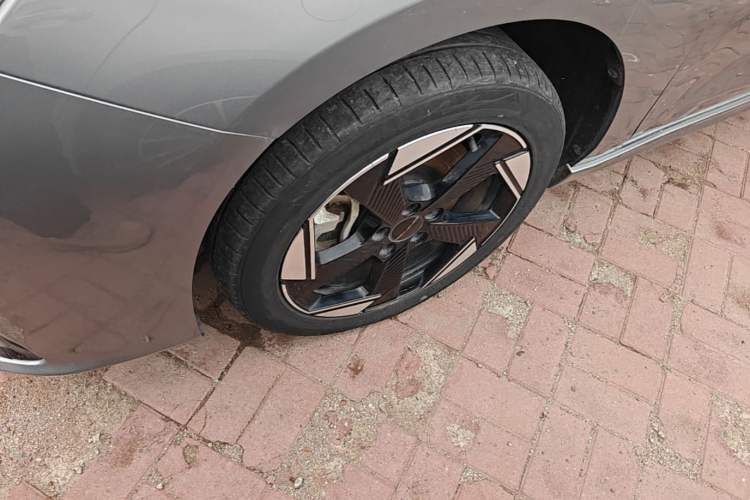 Used BAIC Beijing EU5 PLUS 2023 R500 Premium Edition Left Front Wheel Hub