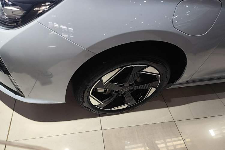 Used BAIC Beijing EU5 PLUS 2023 R500 Premium Edition Left Front Wheel Hub