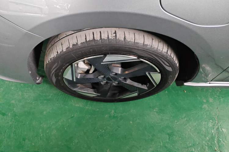 Used BAIC Beijing EU5 PLUS 2023 R500 Premium Edition Left Front Wheel Hub