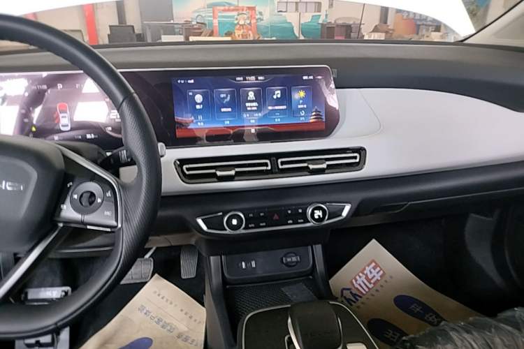 Used BAIC Beijing EU5 PLUS 2023 R600 Premium Edition Audio And AC Panel