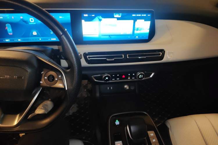 Used BAIC Beijing EU5 PLUS 2023 R600 Premium Edition Audio And AC Panel