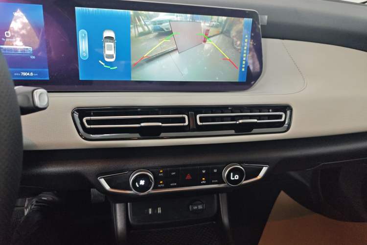 Used BAIC Beijing EU5 PLUS 2023 R500 Premium Edition Audio And AC Panel