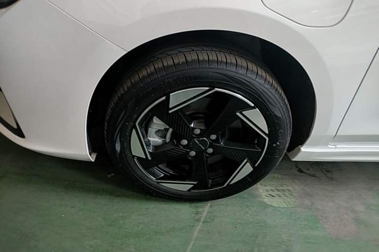 Used BAIC Beijing EU5 PLUS 2023 R600 Premium Edition Left Front Wheel Hub