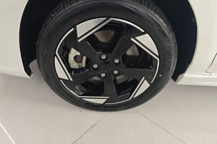 Used BAIC Beijing EU5 PLUS 2023 R500 Premium Edition Left Front Wheel Hub