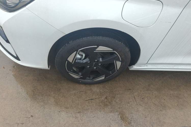Used BAIC Beijing EU5 PLUS 2023 R600 Premium Edition Left Front Wheel Hub